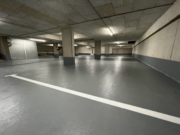 Tiefgarage mit neuer Beschichtung und Parkplatzmarkierung