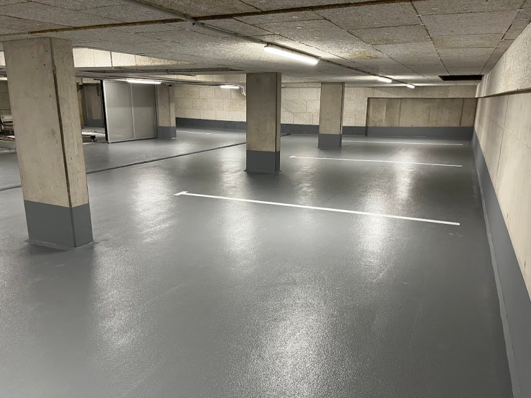 Tiefgarage mit Stellplatzmarkierung