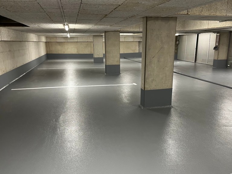 Beschichtete Tiefgarage mit Sockelschutz