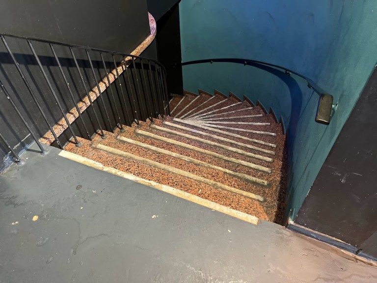 Rakete Nürnberg: Treppe vor der Sanierung