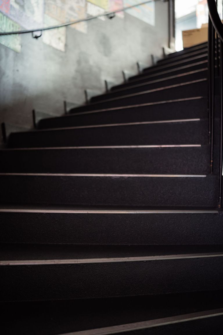 Beschichtete Treppe in dunkler Ausführung