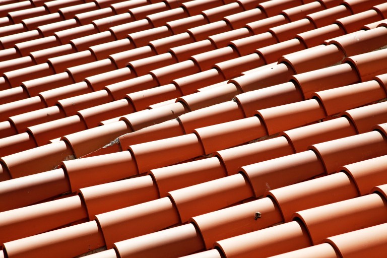 Rote Dachziegel nach der Dachziegelbeschichtung