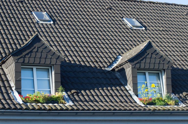 Wohnhausdach mit Gauben nach der Dachbeschichtung
