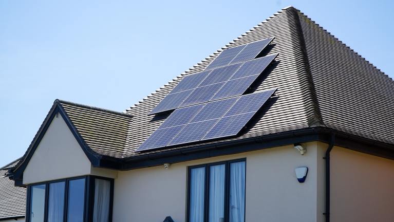 Dach mit Photovoltaik und beschichteten Ziegeln