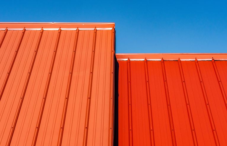 Beschichtetes Metalldach in Rot