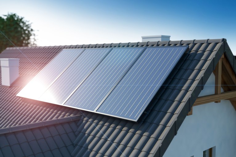 Dach mit Solaranlage und frischer Beschichtung