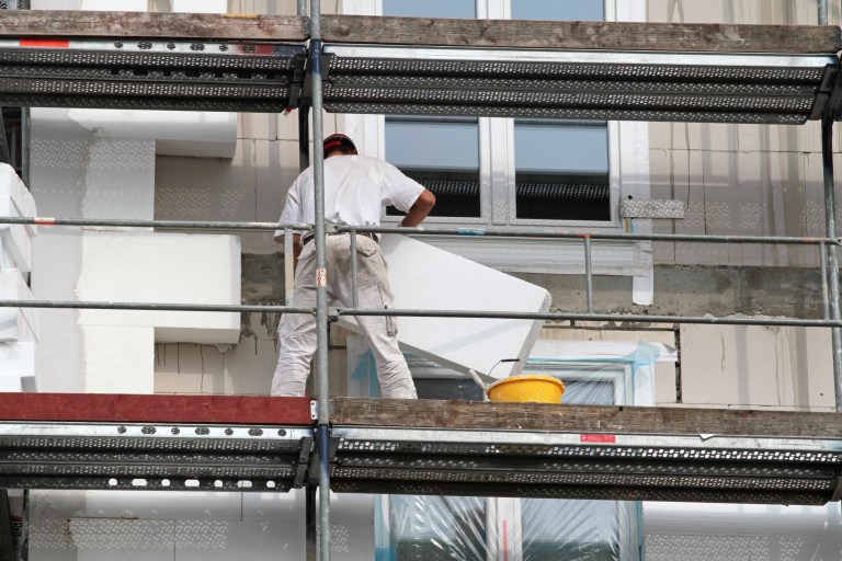 Fassadendämmung an einem Mehrfamilienhaus vom Gerüst aus