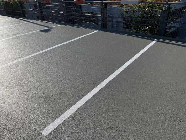 Neue Parkplatzmarkierung auf beschichteter Fläche