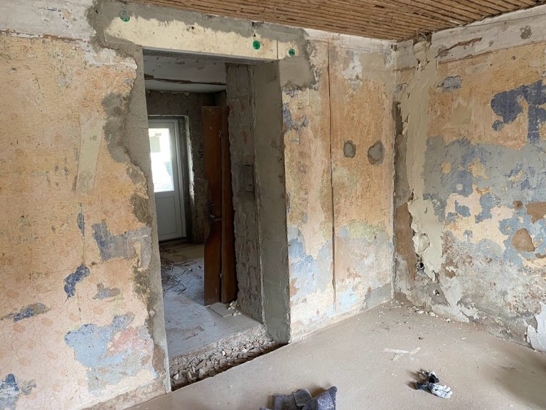 Altbau vor der Sanierung mit freigelegten Wänden