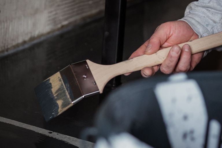 Malerarbeiten im Altbau: Wand wird gestrichen